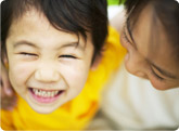 笑顔の子どもと親 | 市ヶ谷・歯医者