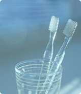 コップに置かれた歯ブラシ2本 | 市ヶ谷・歯医者